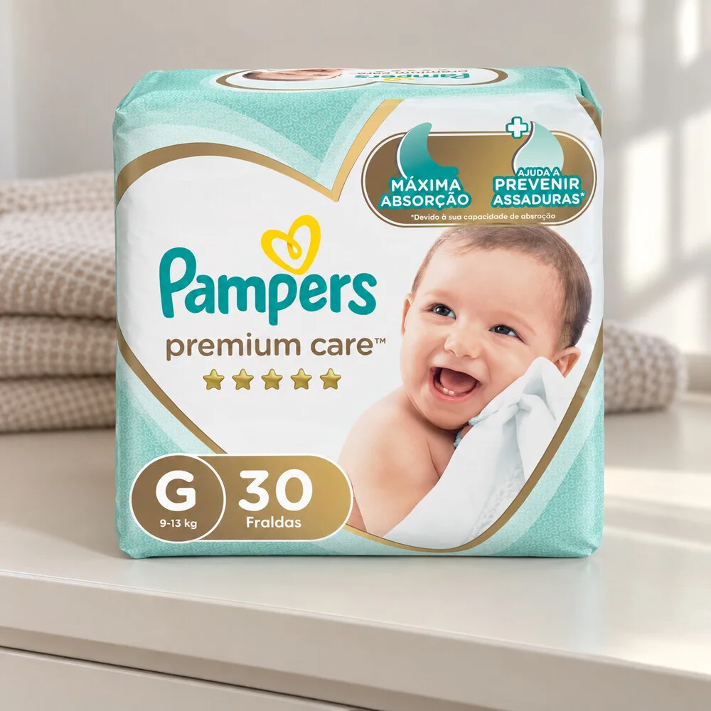 Pacote de Pampers Premium Care G com 30 fraldas num quarto claro
